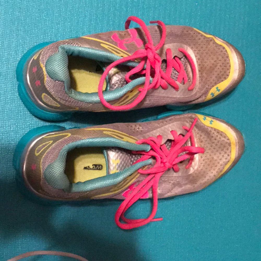 Tennis shoes